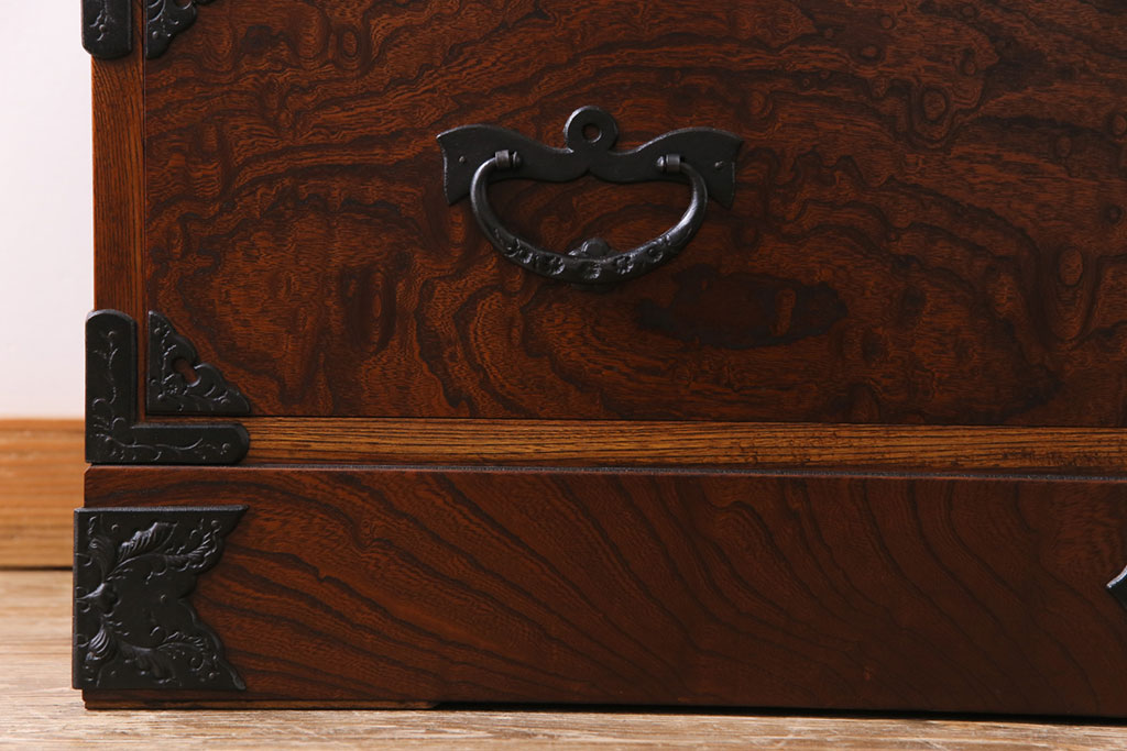 中古美品　岩谷堂箪笥　獅子モチーフの金具が目を引く重ね箪笥(チェスト、整理箪笥)