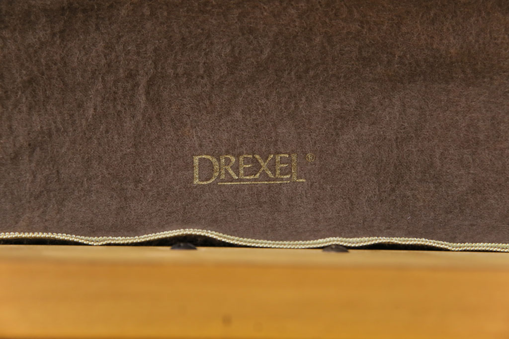 中古　DREXEL HERITAGE(ドレクセルヘリテイジ)　ダウンライト付きキャビネット(飾り棚、チャイナ、食器棚)