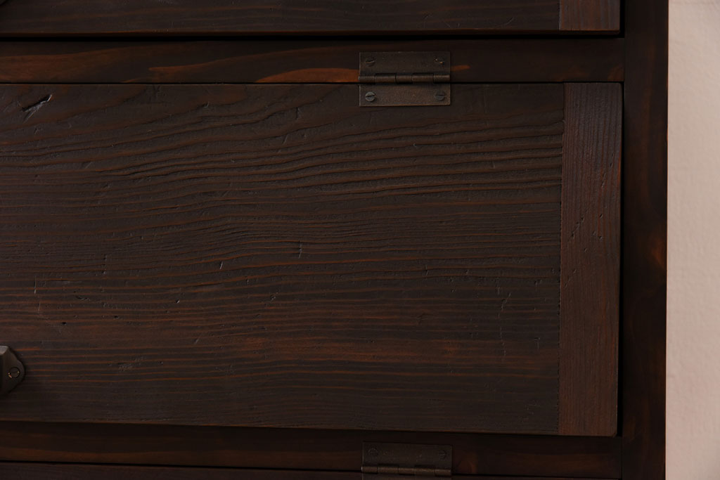 アンティーク家具　リメイク品　前面松材　古材の風合いが味わい深いパタパタ扉の脚付きキャビネット(戸棚、下駄箱、収納棚)