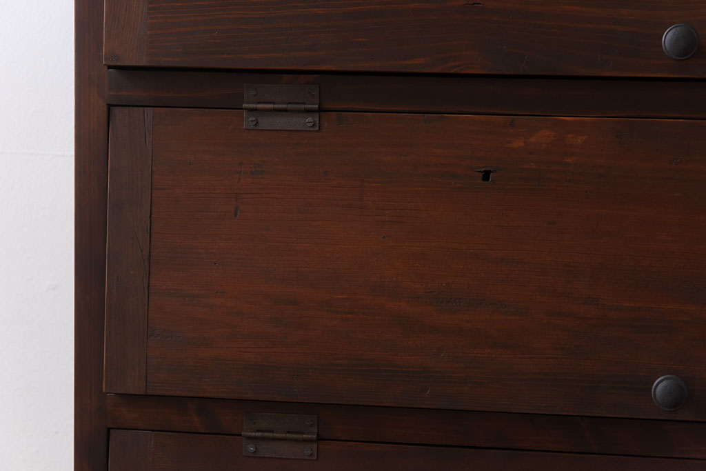 アンティーク家具　リメイク品　前面松材　古材の風合いが味わい深いパタパタ扉のキャビネット(戸棚、下駄箱、収納棚)