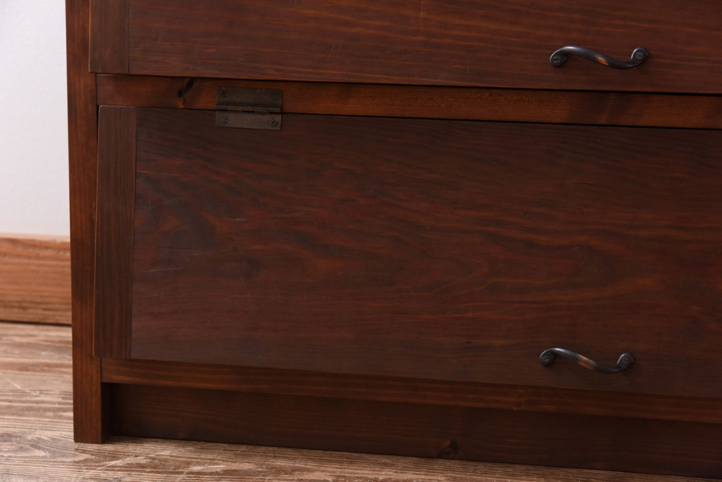アンティーク家具　リメイク品　前面松材　古材の風合いが味わい深いパタパタ扉のキャビネット(戸棚、下駄箱、収納棚)(1)