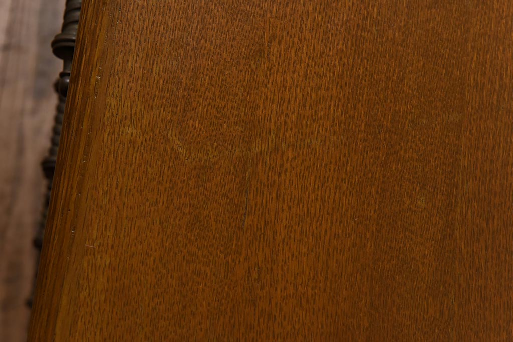 ビンテージ　神戸洋家具　組み立て式　凝った取っ手がシックな印象を与えるナラ材のワークデスク(両袖机、在宅ワーク、在宅用)