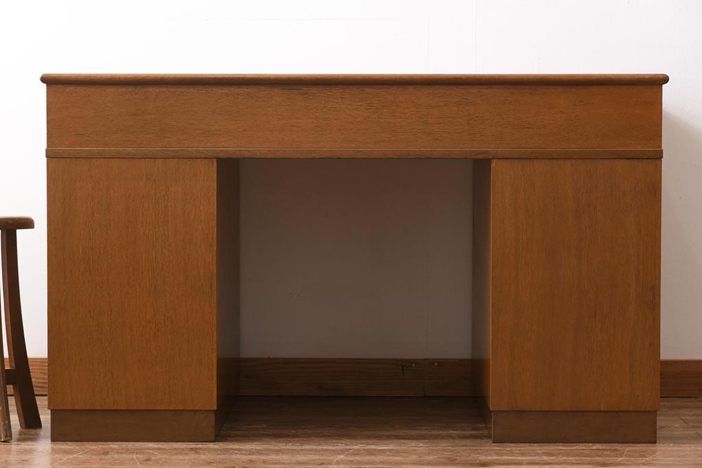 ビンテージ　神戸洋家具　組み立て式　凝った取っ手がシックな印象を与えるナラ材のワークデスク(両袖机、在宅ワーク、在宅用)