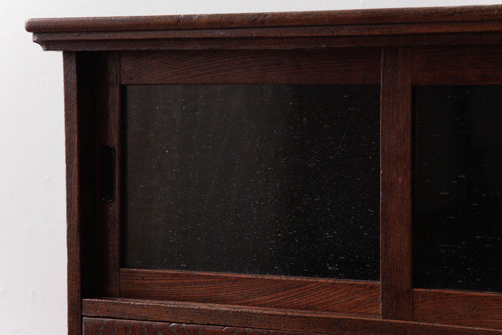 アンティーク家具　昭和初期　栓材　気泡ガラス　古い質感が味わい深い卓上サイズのガラス戸棚(収納棚)
