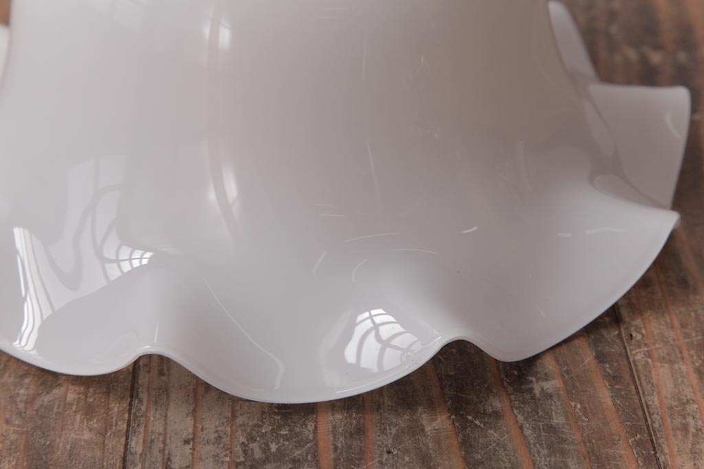 ビンテージ　白ガラス　フリルシェードが可愛らしいペンダントライト(天井照明)