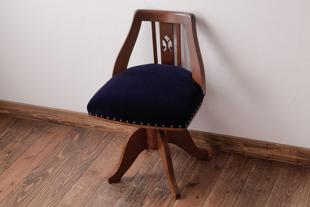 レトロ家具　ナラ材　透かし彫りが可愛らしいレトロな回転チェア(椅子)