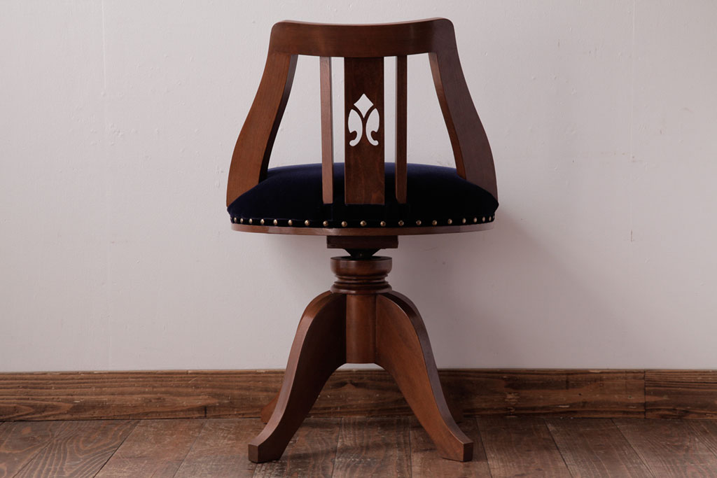 レトロ家具　ナラ材　透かし彫りが可愛らしいレトロな回転チェア(椅子)