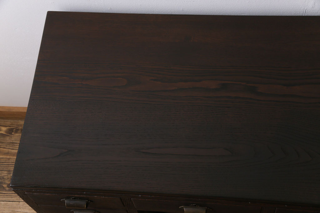 アンティーク家具　和製アンティーク　栗材　重厚な佇まいが存在感を放つ薄型の両袖机(デスク、在宅ワーク、在宅用作業台、カウンターテーブル)
