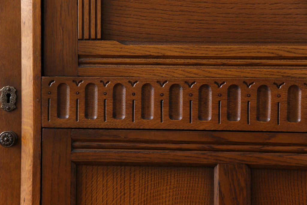 ヴィンテージ家具　イギリスビンテージ　オーク材　浮彫の意匠が目を引くビューローブックケース(サイドバイサイド)