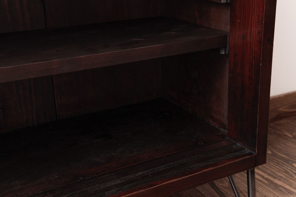 リメイク家具　オリジナル花ガラス入り　鉄脚付きがおしゃれな小振りな戸棚(収納棚、食器棚)