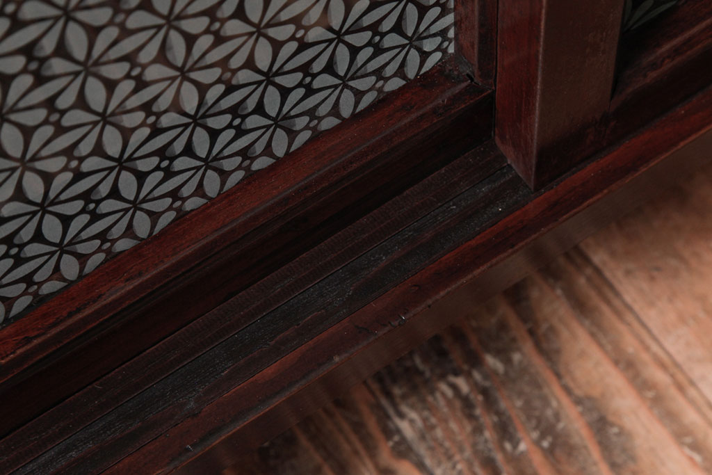 リメイク家具　オリジナル花ガラス入り　鉄脚付きがおしゃれな小振りな戸棚(収納棚、食器棚)