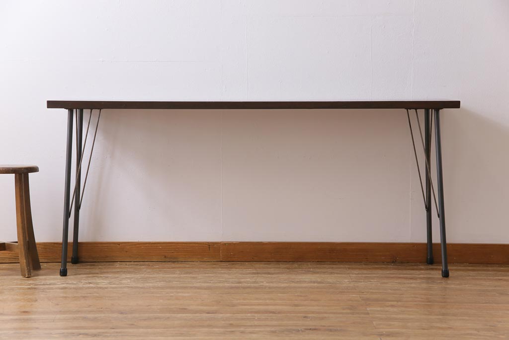 レトロ家具　昭和レトロ　ラワン材一枚板　古い木の質感が味わい深い鉄脚テーブル(コンソールテーブル、作業台)(2)