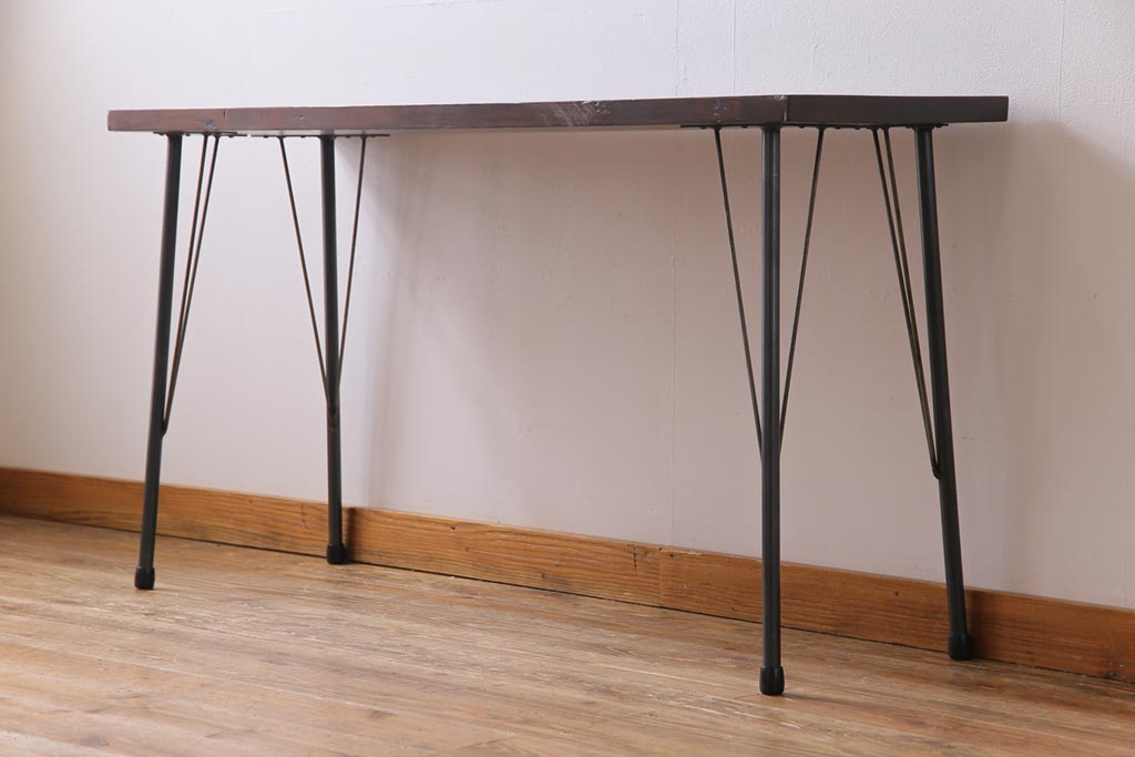 昭和初期　ヒノキ材一枚板の古材をリメイクしたシンプルな鉄脚テーブル(コンソールテーブル、作業台)
