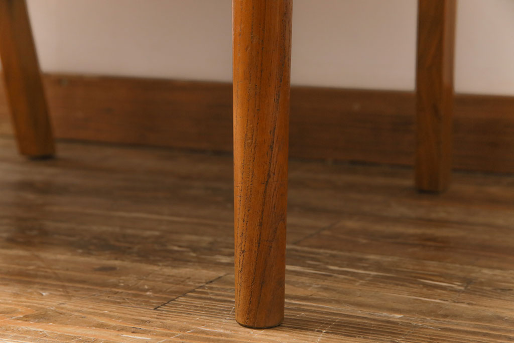ヴィンテージ家具　ビンテージ　デンマーク製　スタイリッシュな雰囲気が格好いいアームソファ(2人掛けソファ)