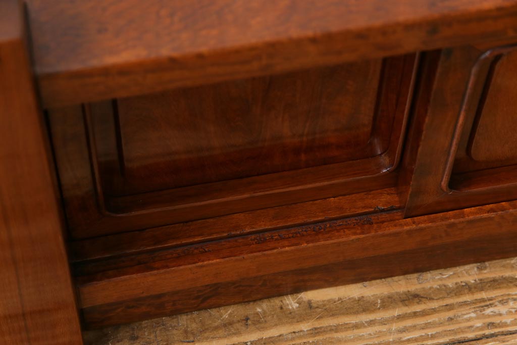 ヴィンテージ家具　ビンテージ　カリン材無垢材　小振りながら重厚感のある置き床(ローボード、戸棚、花梨材)