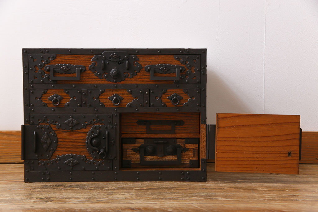 中古　工芸品　ケヤキ材　上手物　手打ち金具が趣深い船箪笥(帳箱、小箪笥)