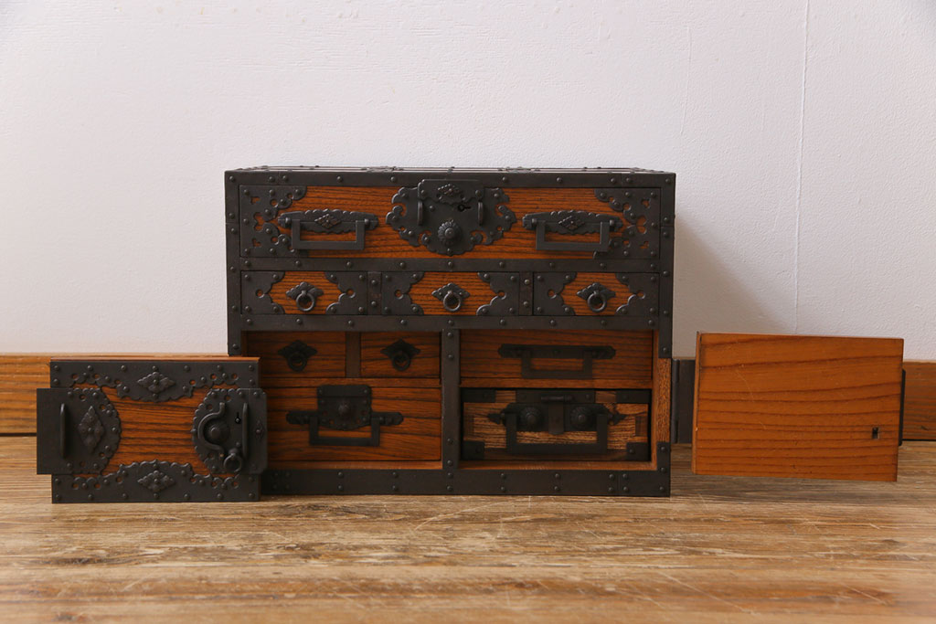 中古　工芸品　ケヤキ材　上手物　手打ち金具が趣深い船箪笥(帳箱、小箪笥)