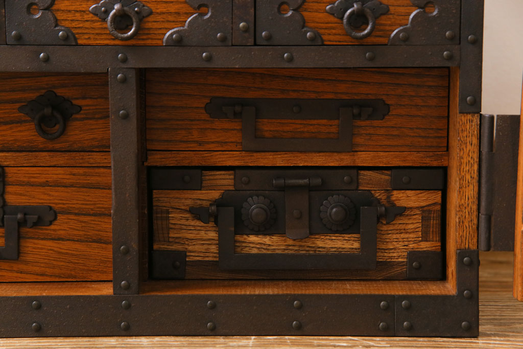 中古　工芸品　ケヤキ材　上手物　手打ち金具が趣深い船箪笥(帳箱、小箪笥)