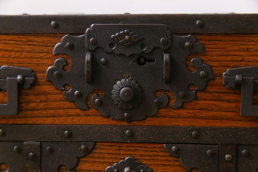中古　工芸品　ケヤキ材　上手物　手打ち金具が趣深い船箪笥(帳箱、小箪笥)