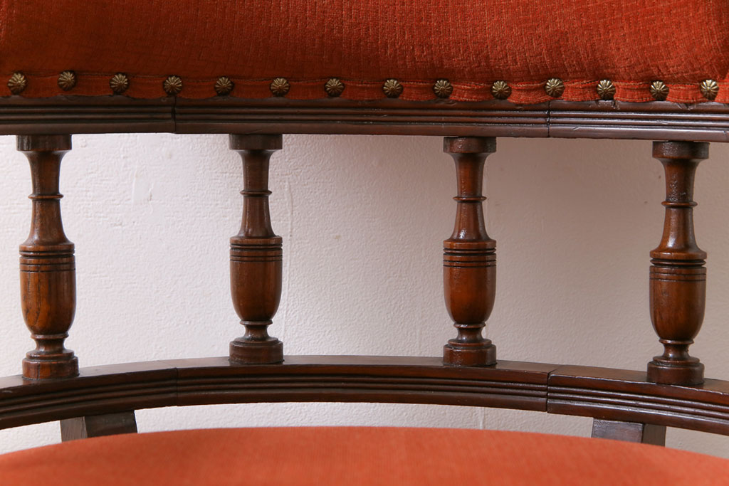アンティーク家具　イギリスアンティーク　ウォールナット　上品でクラシカルな佇まいが素敵なアームチェア(サロンチェア、1人掛けソファ)