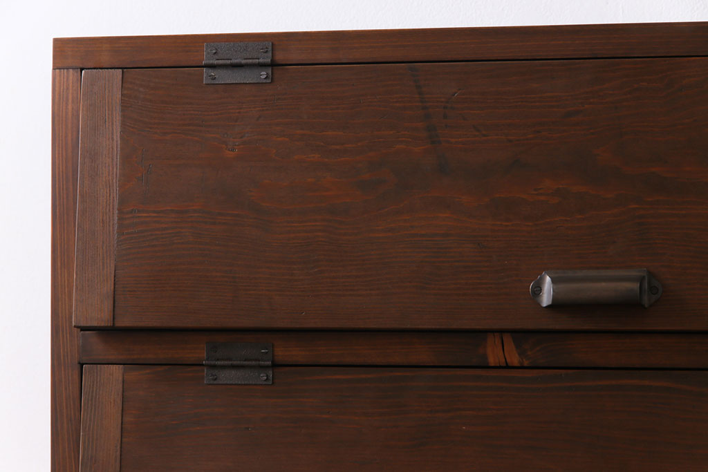 アンティーク家具　リメイク品　明治期の松材を利用したパタパタ扉の脚付き収納棚(戸棚、下駄箱、キャビネット)(2)