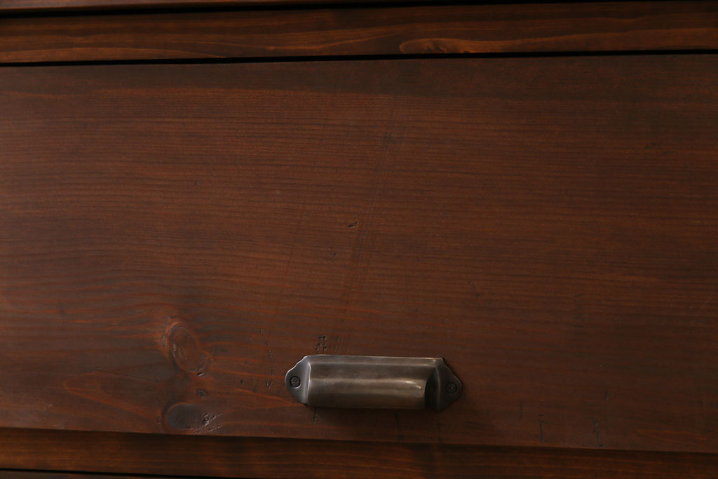 アンティーク家具　リメイク品　明治期の松材を利用したパタパタ扉の脚付き収納棚(戸棚、下駄箱、キャビネット)(2)