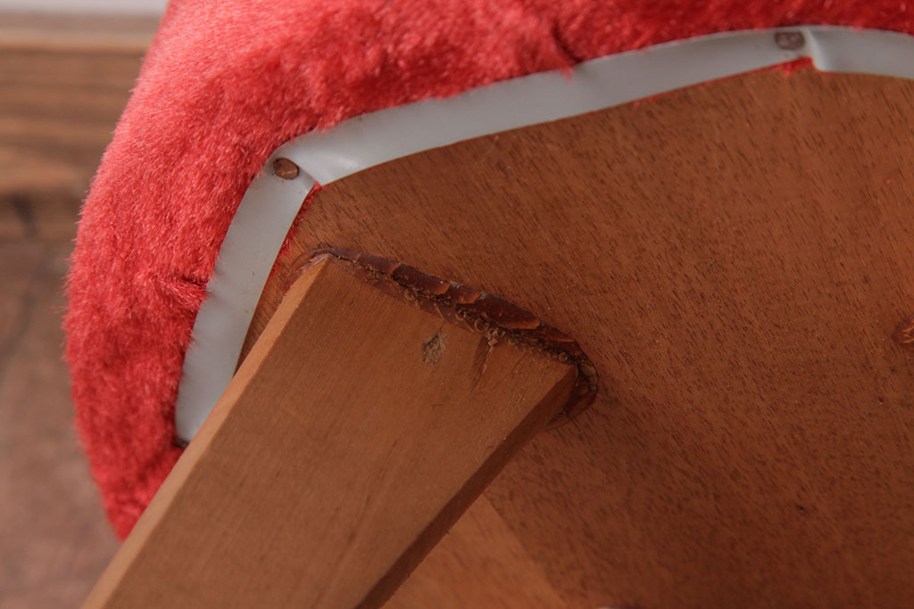 ヴィンテージ家具　ビンテージ　差し色にぴったりの赤いフェイクファースツール(椅子、チェア)