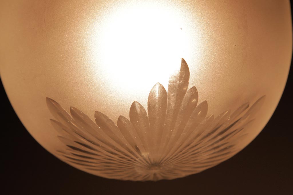 和製アンティーク　大正期　すりガラスに施されたカットが上品な天井ライト(カバー、天井照明)