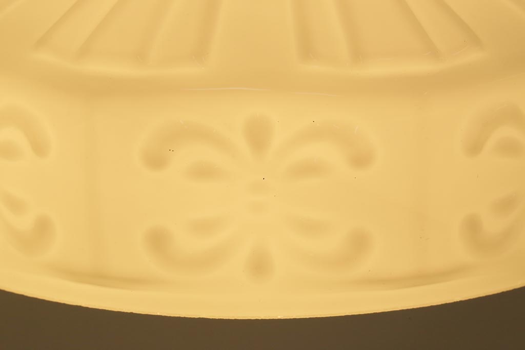 大正昭和初期　陽刻ガラス　上品で可愛らしいペンダントライト(天井照明、シェード)