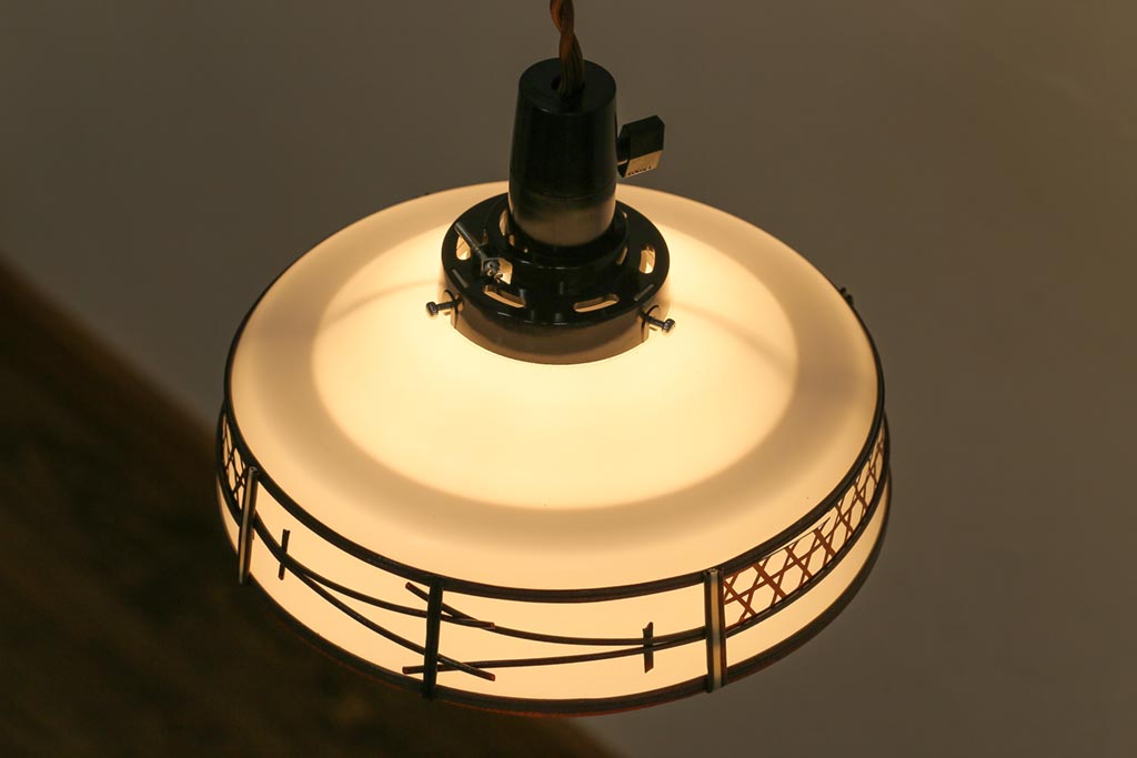 昭和期　松葉を組み合わせたデザインが愛らしいシェード(吊り下げ照明、天井照明)