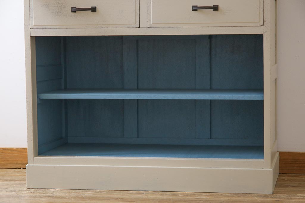 和製アンティーク　ペイント家具　色ガラス入り　爽やかな印象のシャビーシックなカップボード(食器棚、収納棚)