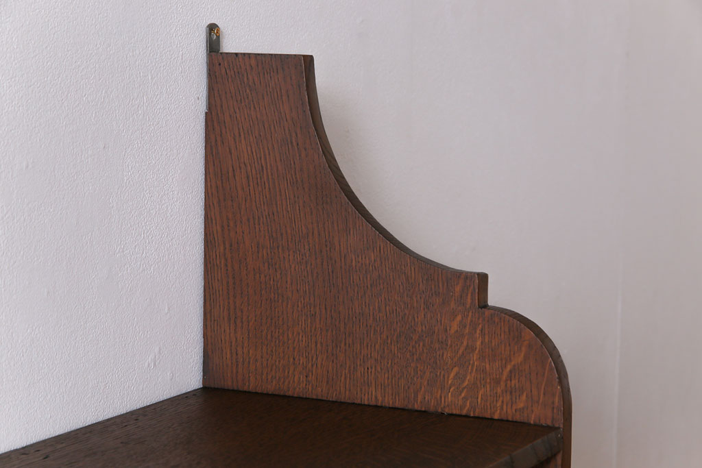 アンティーク家具　イギリスアンティーク　オーク材　シンプルな曲線の意匠が魅力のウォールラック(壁掛け飾り棚)
