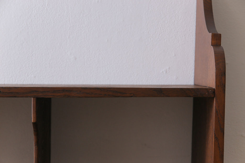 アンティーク家具　イギリスアンティーク　オーク材　シンプルな曲線の意匠が魅力のウォールラック(壁掛け飾り棚)