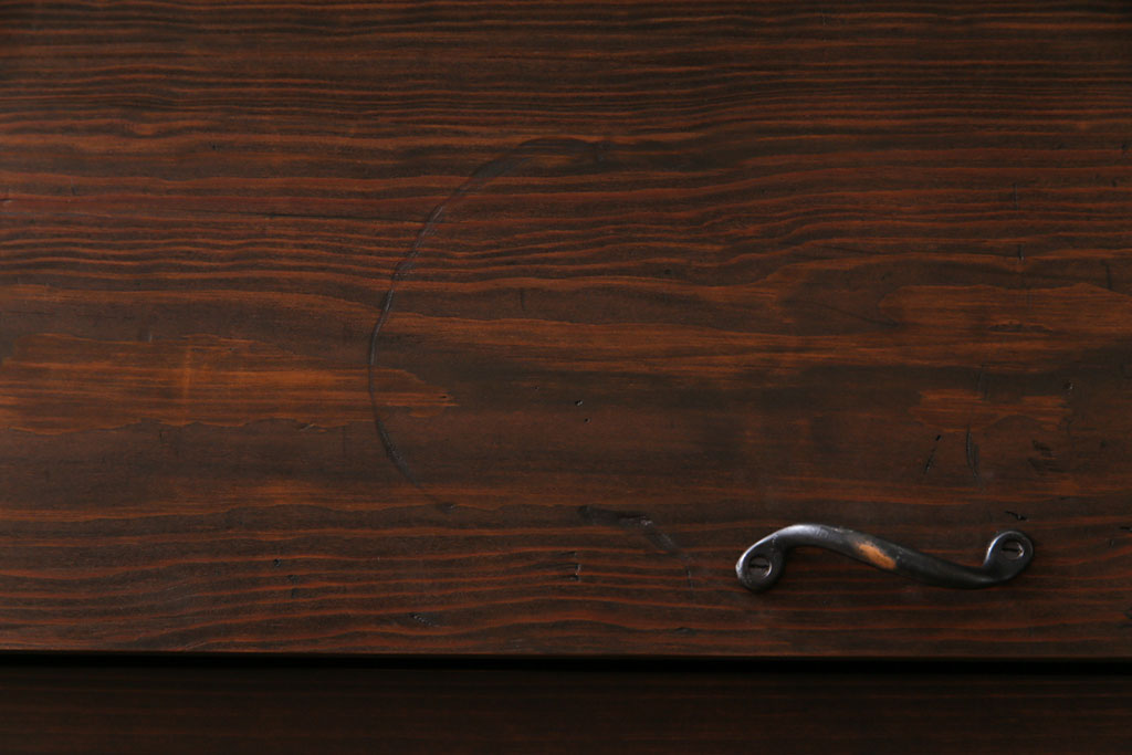 アンティーク家具　リメイク品　明治期　鉄脚付き　古い松材を利用したパタパタ扉の収納棚(戸棚、下駄箱、キャビネット)