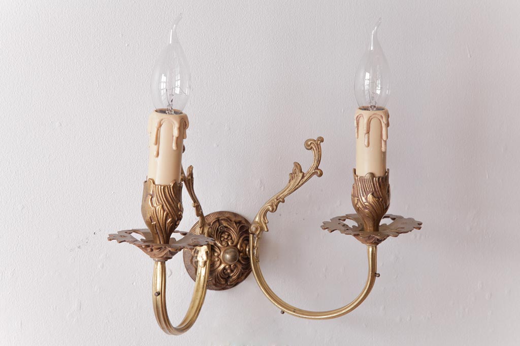 フランスアンティーク　凝った装飾が上品な印象を与える2灯タイプのウォールランプ(壁掛け照明)