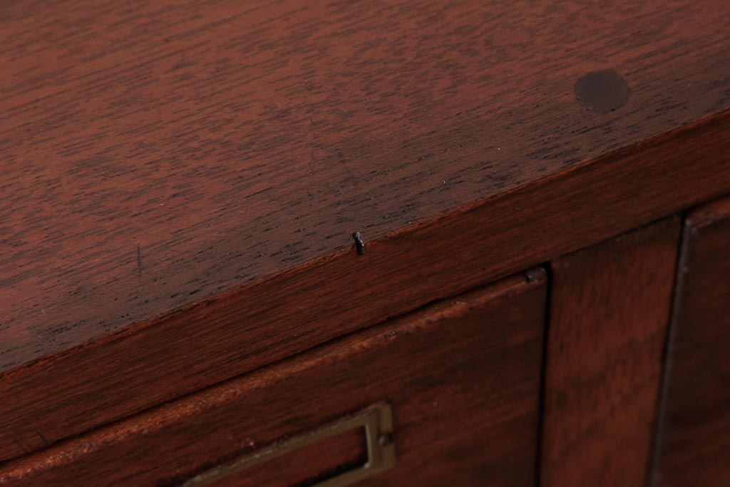 レトロ家具　昭和中期　レトロ　赤みを帯びた木肌が味わい深い引き出し(チェスト、小物収納)