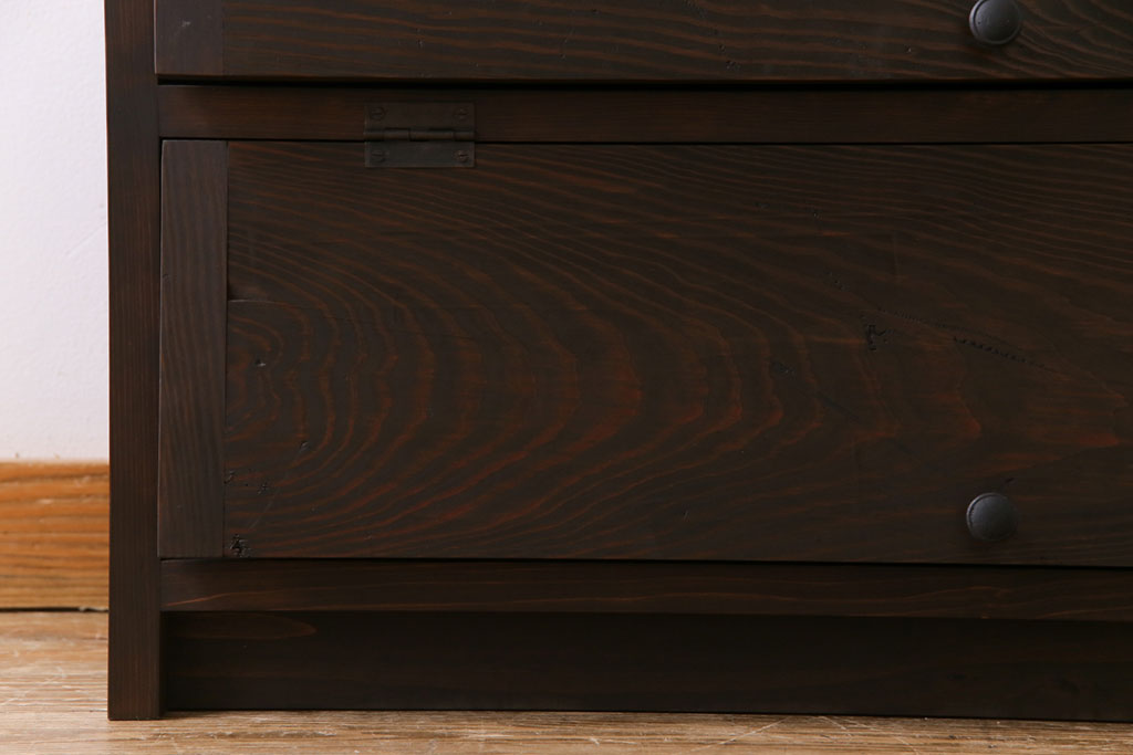 アンティーク家具　リメイク品　明治期　古い松材を利用したパタパタ扉の収納棚(戸棚、下駄箱、キャビネット)(1)