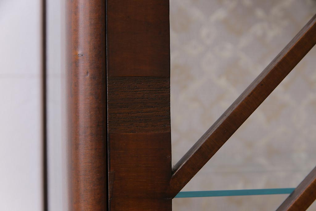 アンティーク家具　イギリスアンティーク　ウォールナット　シンプルなデザインと上品な佇まいが魅力のガラスケース(飾り棚、ショーケース)