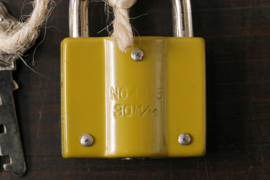 アンティーク雑貨　昭和　S.K.C　レトロなカラーが可愛らしいパドロックキー(南京錠、鍵、錠前)(1)