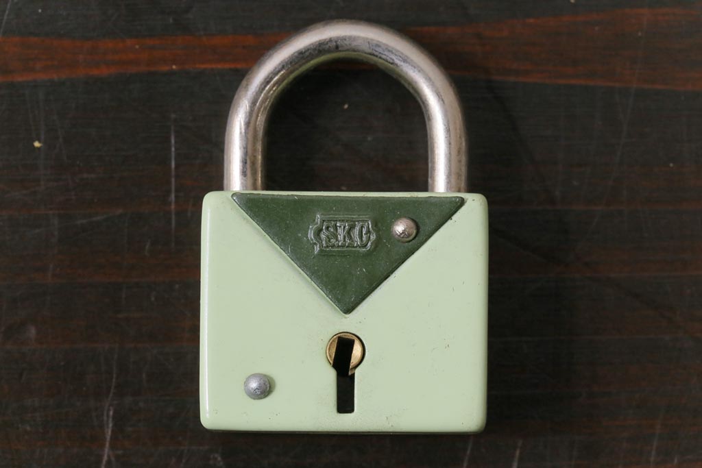 アンティーク雑貨　昭和レトロ　S.K.C　淡いカラーが可愛らしいパドロックキー(南京錠、鍵、錠前)(1)