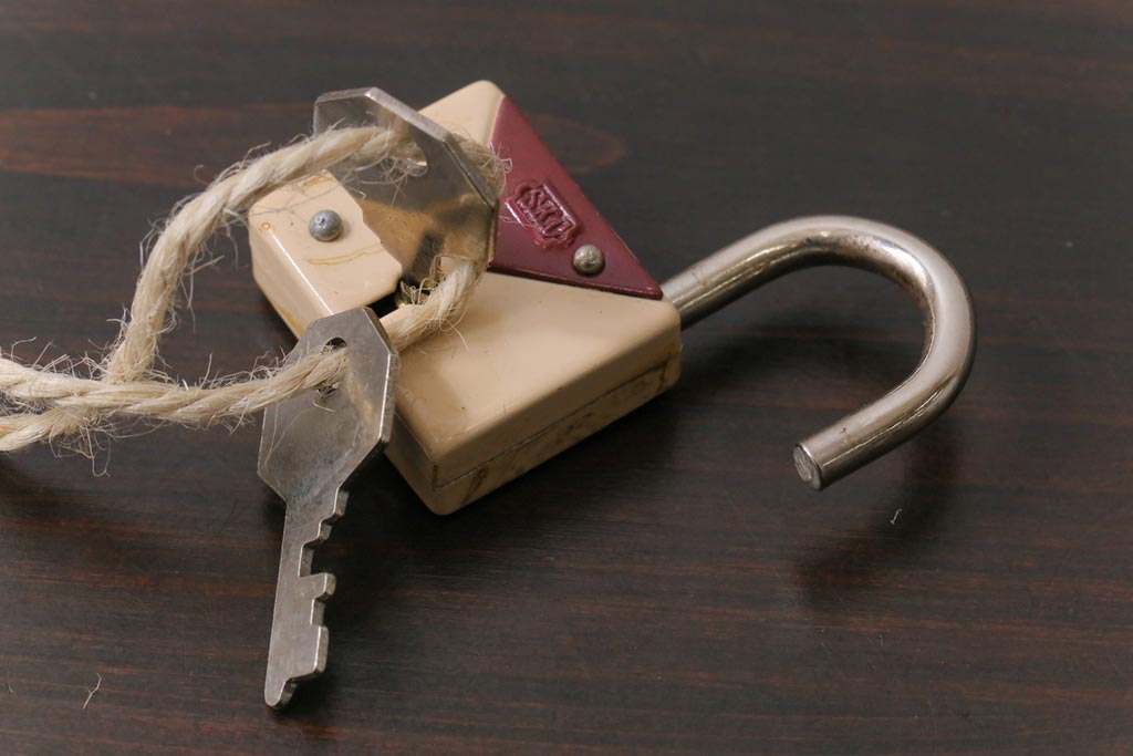 アンティーク雑貨　昭和レトロ　S.K.C　淡いカラーが可愛らしいパドロックキー(南京錠、鍵、錠前)(2)