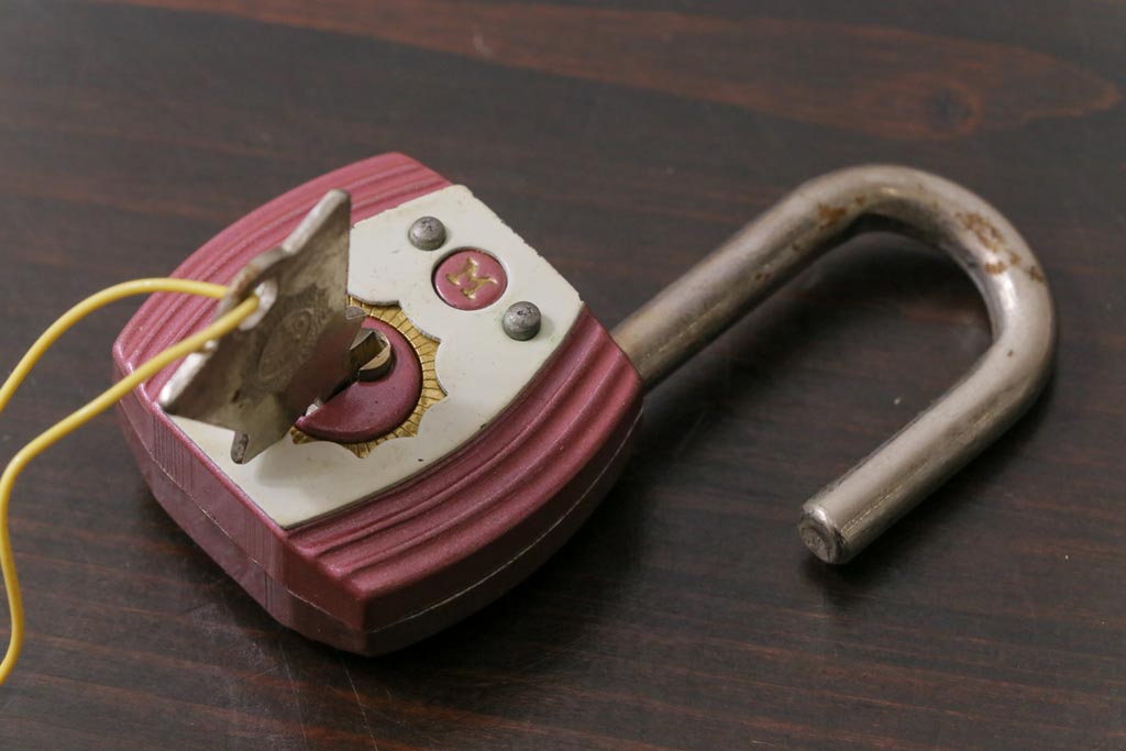 アンティーク雑貨　昭和レトロ　M.K.C　可愛らしい色合いのパドロックキー(南京錠、鍵、錠前)(1)