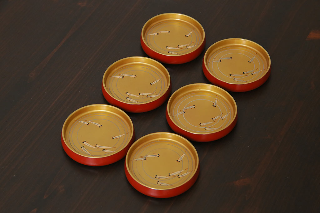 アンティーク雑貨　昭和初期(戦前)　未使用品　メダカの図　赤と金の漆が目を引く木製コースター6客セット(茶托、漆器)