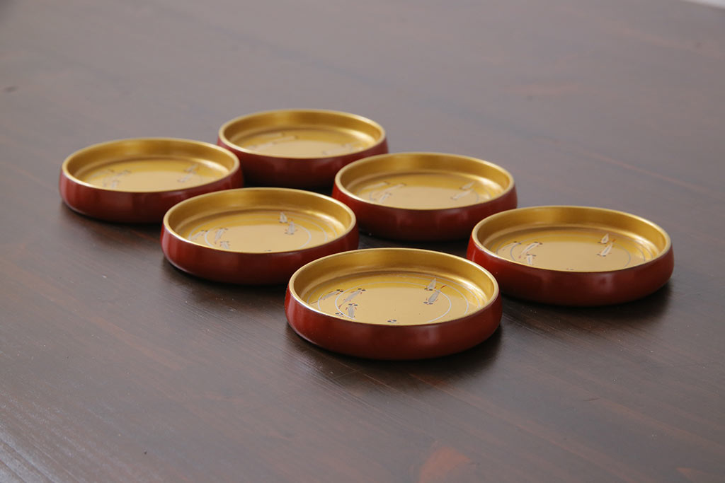 アンティーク雑貨　昭和初期(戦前)　未使用品　メダカの図　赤と金の漆が目を引く木製コースター6客セット(茶托、漆器)