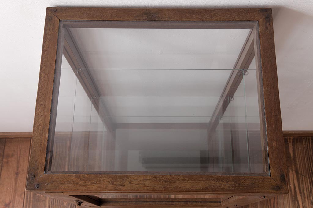 アンティーク家具　和製アンティーク　4面ガラス　上下分かれた扉の縦型ガラスケース(ショーケース、飾り棚、陳列棚)