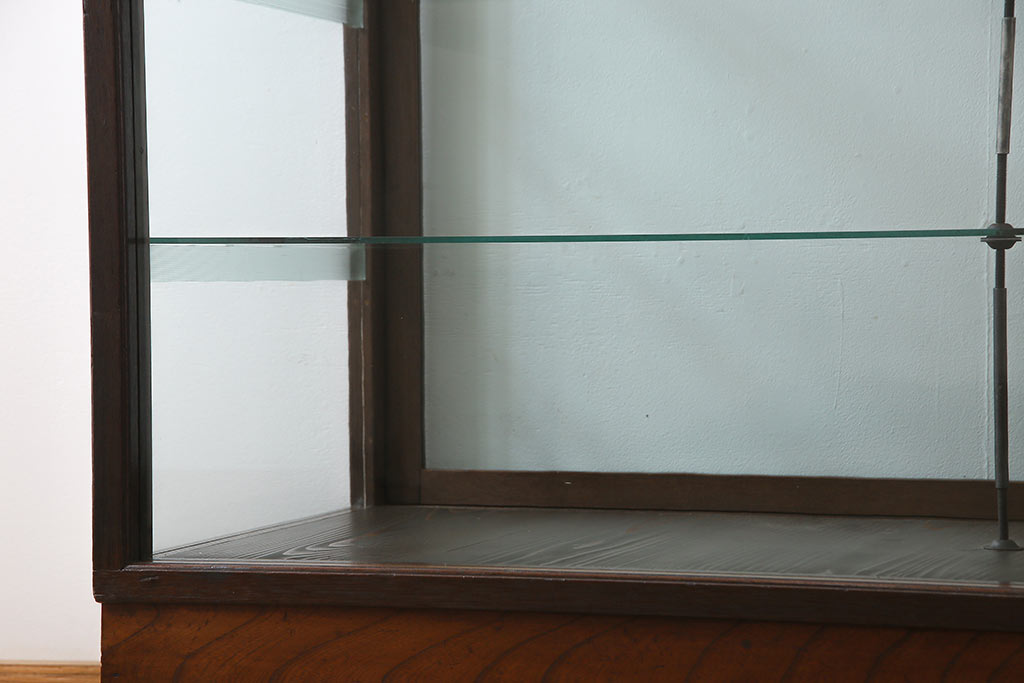 アンティーク家具　昭和初期　味わいのある落ち着いた色味の木枠ガラスケース(ショーケース、飾り棚、陳列棚)