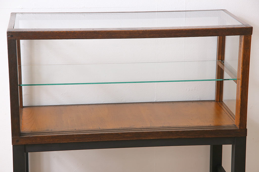 レトロ家具　昭和レトロ　リメイク　すっきりとした佇まいの脚付ガラスケース(ショーケース、陳列棚)(2)