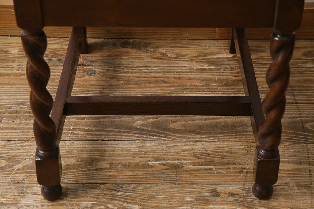 アンティーク家具　イギリスアンティーク　ツイストレッグ　ゴブラン織り　優雅な佇まいのオーク材製ダイニングチェア(椅子)(1)