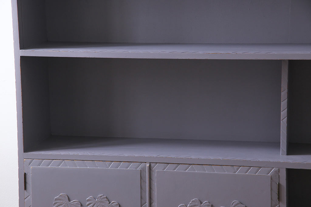 ペイント家具　彫刻がアクセントになった淡い色合いの飾り棚(収納棚、キャビネット)