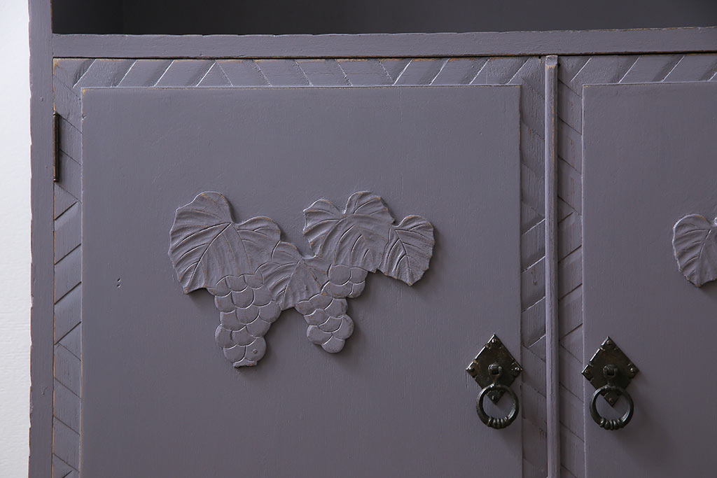 ペイント家具　彫刻がアクセントになった淡い色合いの飾り棚(収納棚、キャビネット)